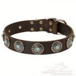 Collare in cuoio con pietre azzurre