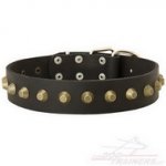 Collare in cuoio con borchie a piramide