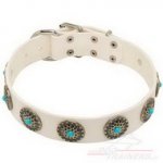 Collare in cuoio bianco con pietre azzurre