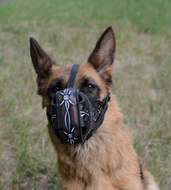 Museruola in cuoio "Filo spinato" per Pastore tedesco