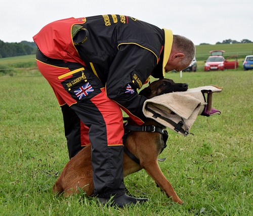 Tuta sportiva per lavoro con il cane