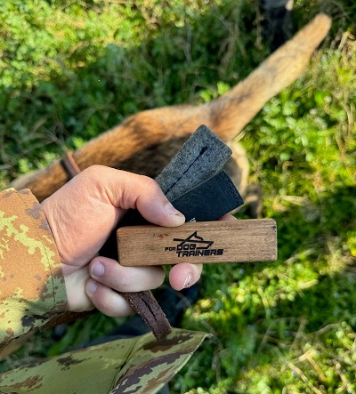 Oggetti traccia in legno, pelle e feltro